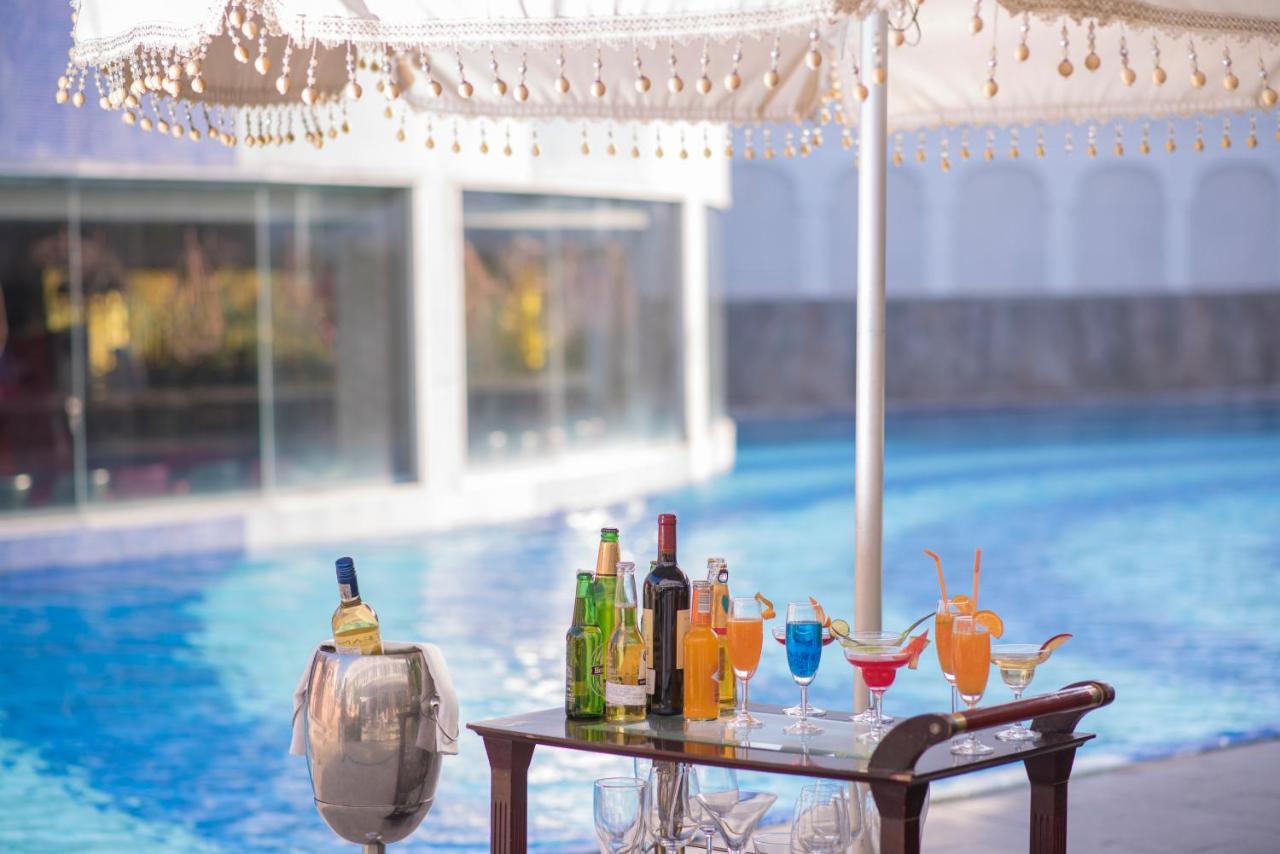 Radisson Blu Udaipur Palace Resort & Spa ภายนอก รูปภาพ